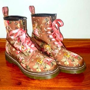 *RARE LIKE NEW* -Dr Marten Victorian Floral pattern Boots